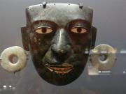 Maschera con applicazioni ed orecchini Tempio Major azteco